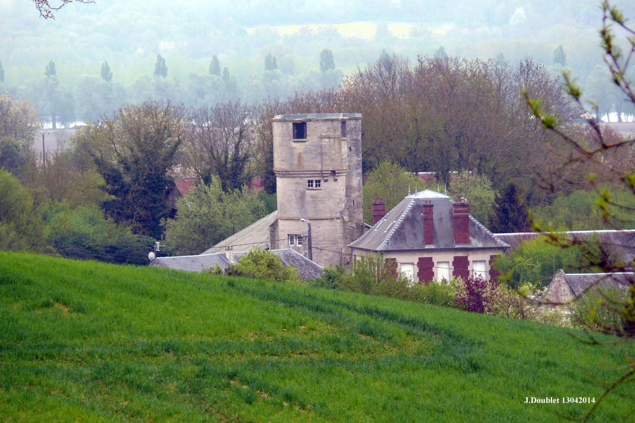 La tour du château féodal 14è Bucy le 13 avril 2014 