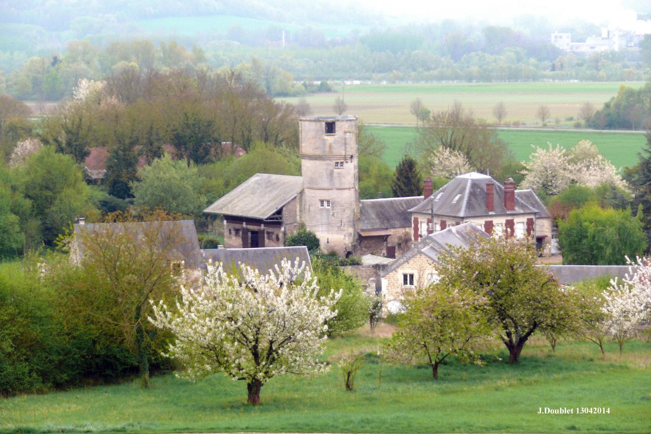 La tour du château féodal 14è Bucy le 13 avril 2014 