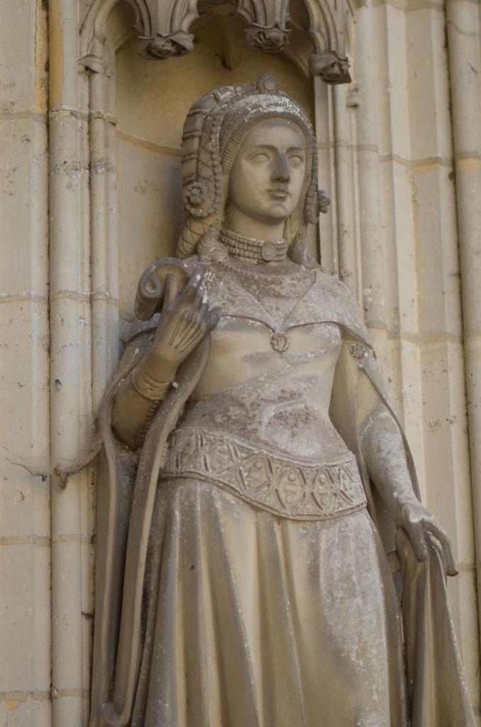 statue de jeune femme