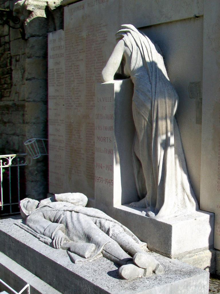 Crépy-en-Valois monument aux morts, statues