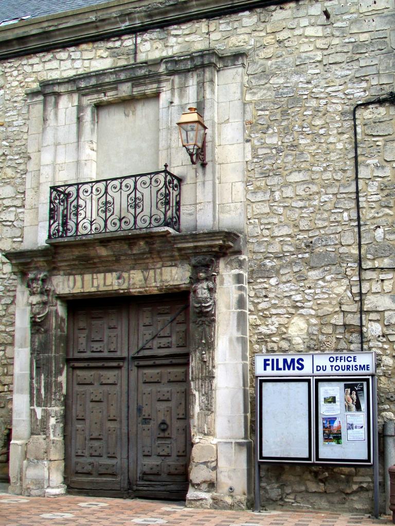 Crépy-en-Valois porte et balcon de l'ancien hôtel de ville