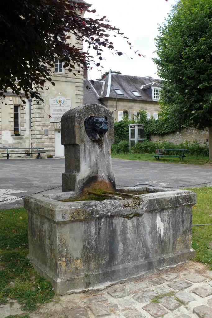 Fontaine dans le village (3)