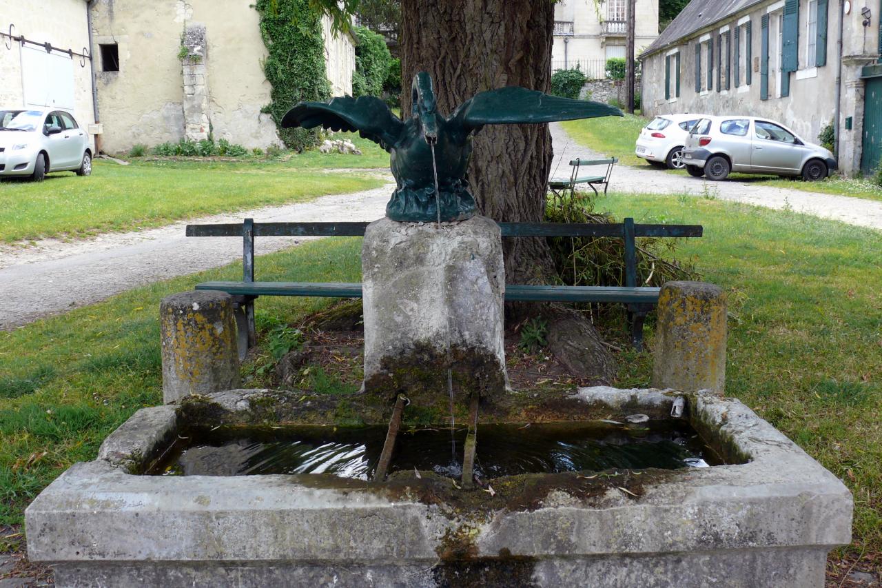 Fontaine dans le village (4)