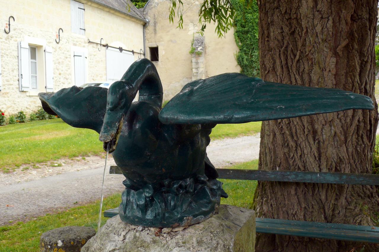 Fontaine dans le village (5)