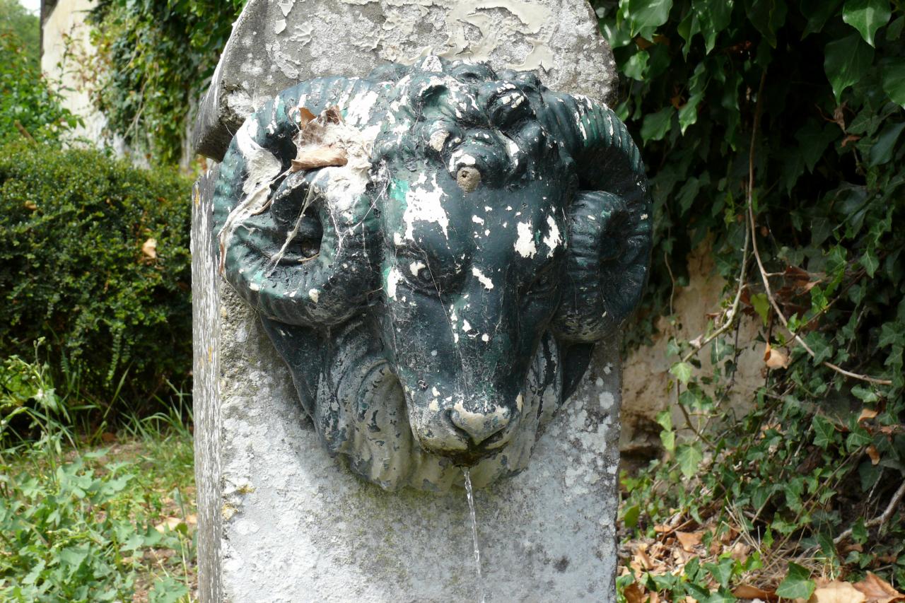 Fontaine dans le village (6)