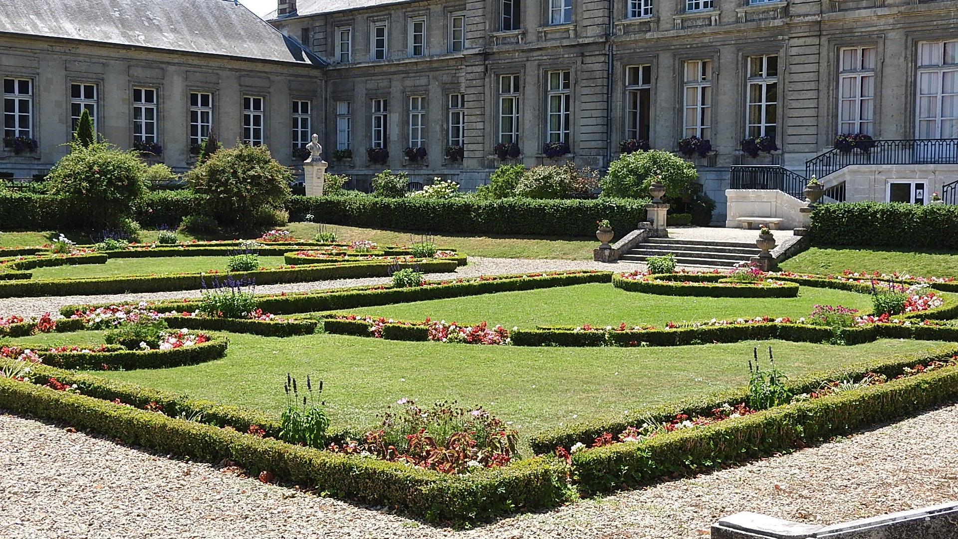 Jardin hotel de ville Soissons (11)