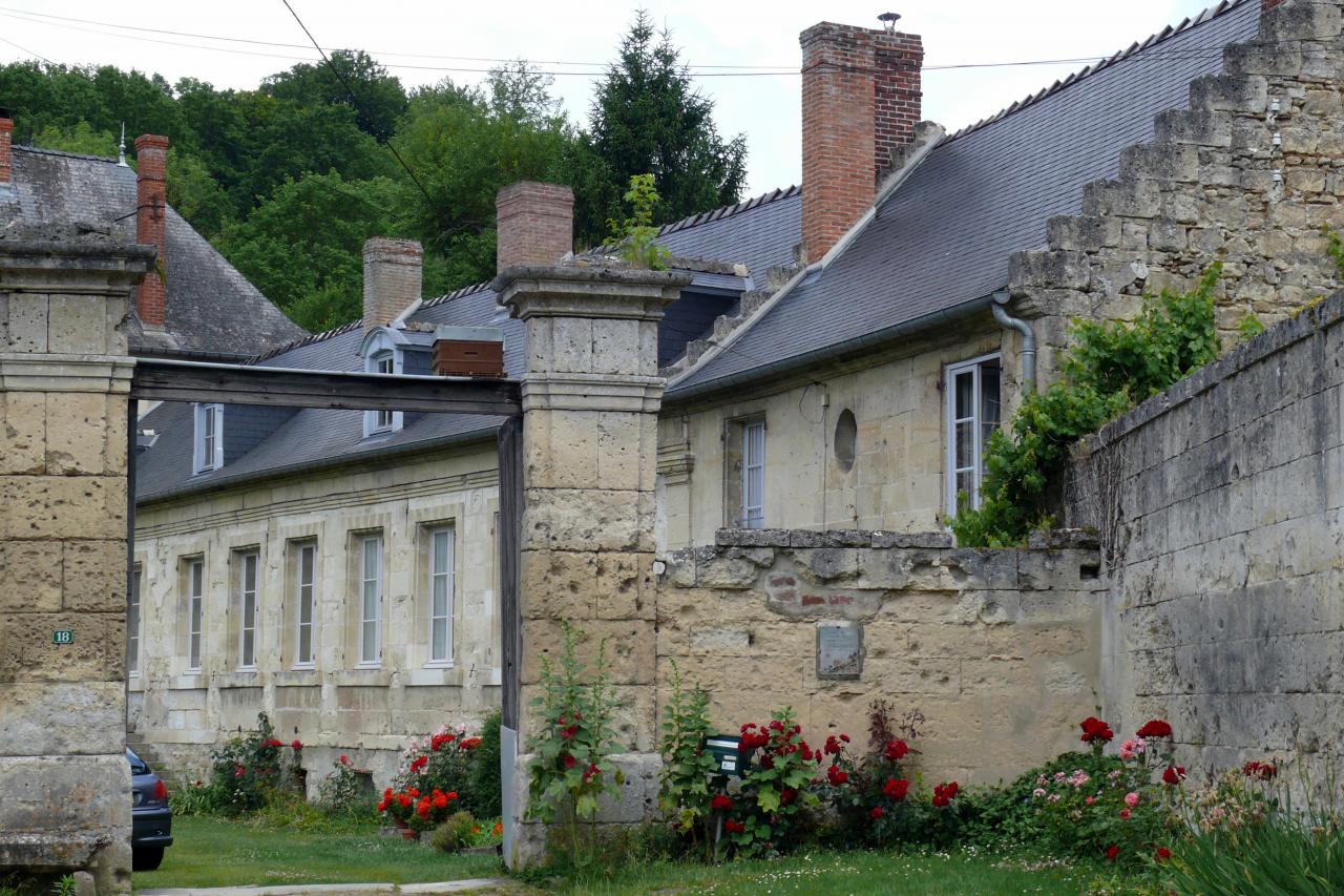 Le village et ses rues ornées de fleurs  (6)