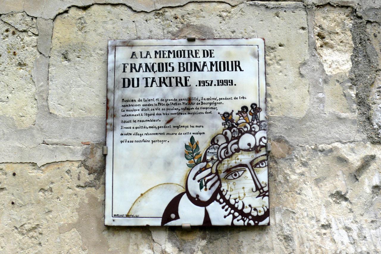 Le village et ses rues ornées de fleurs  (7)