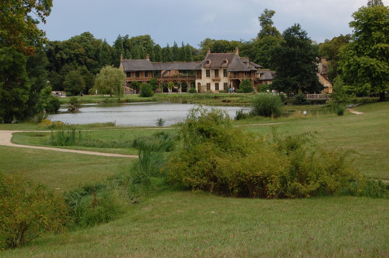 Les cascatelles, l'étang et la maison de la Reine