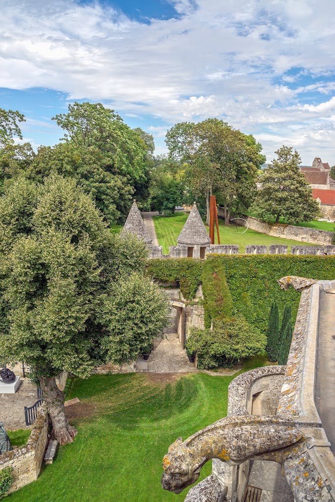 Les portes du châtelet depuis la chapelle