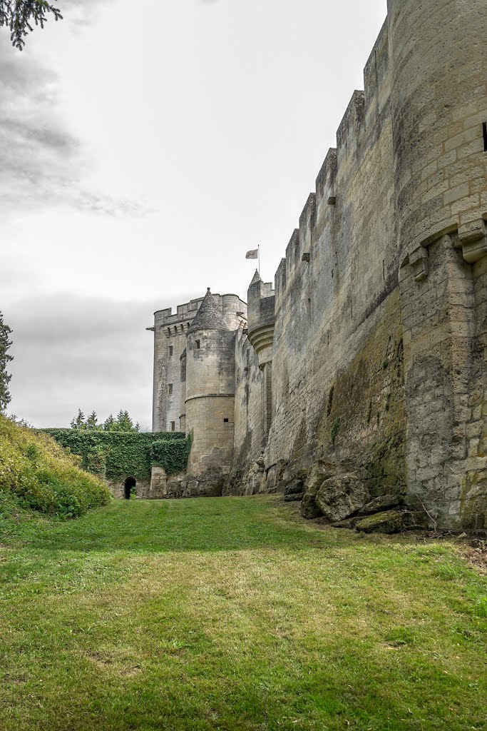 Les remparts et douves sèches