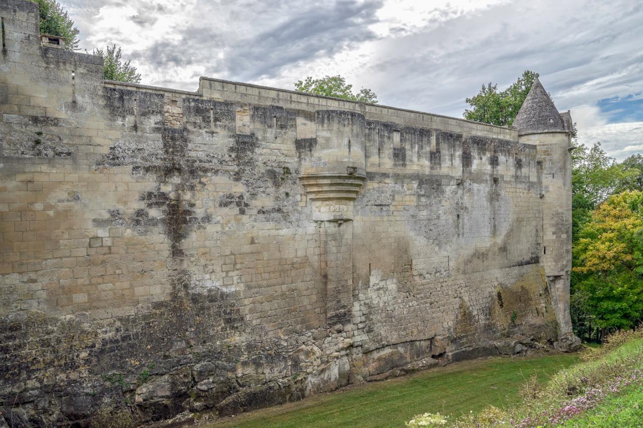 Les remparts et douves sèches