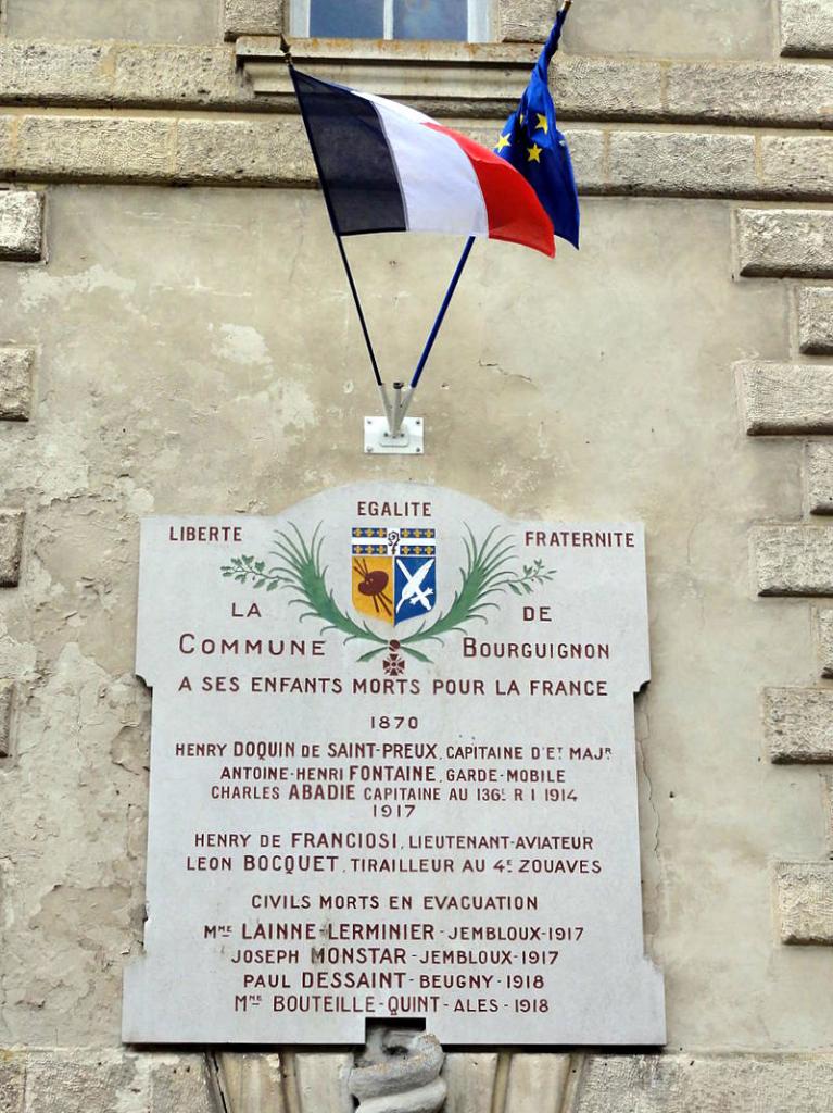 Monument aux morts sur la mairie