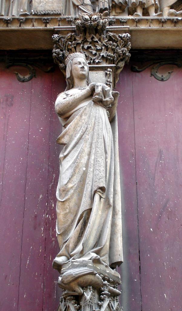 Notre Dame de Paris Portail du Cloitre statue de la Vierge