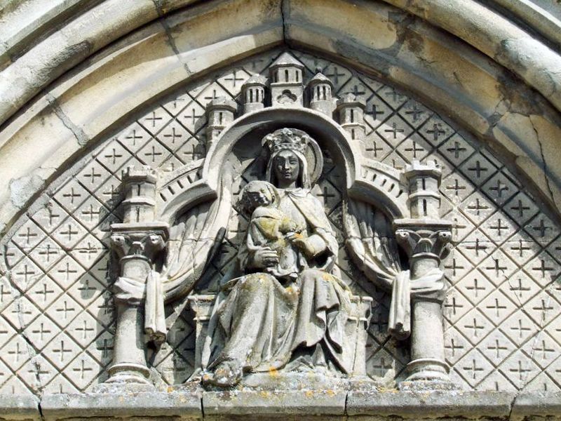 Tympan du portail. petite porte à droite